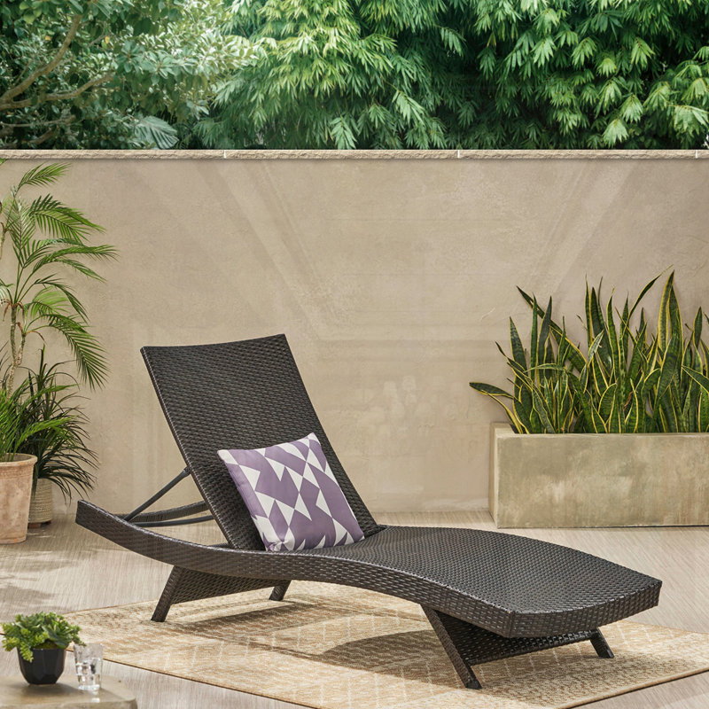 PE WICKER CHAISE LOUNGE