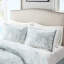 Très grand édredon - 100% coton, blanc avec broderie bleu foncé, comprend un édredon, une jupe de lit, 2 taies décoratives,