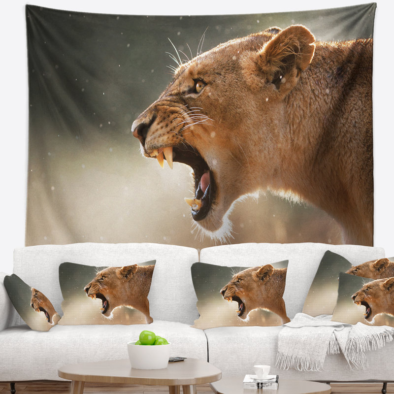 Lion montrant une tapisserie à dents dangereuses, H 32 po x l 39 po