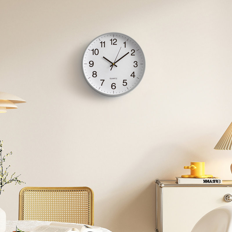 Horloge analogique 12 po Ebern Designs, Argent argent