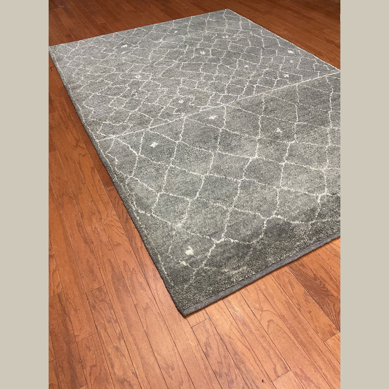 Tapis géométrique gris / blanc en laine noué à la main 6 pi x 9 pi
