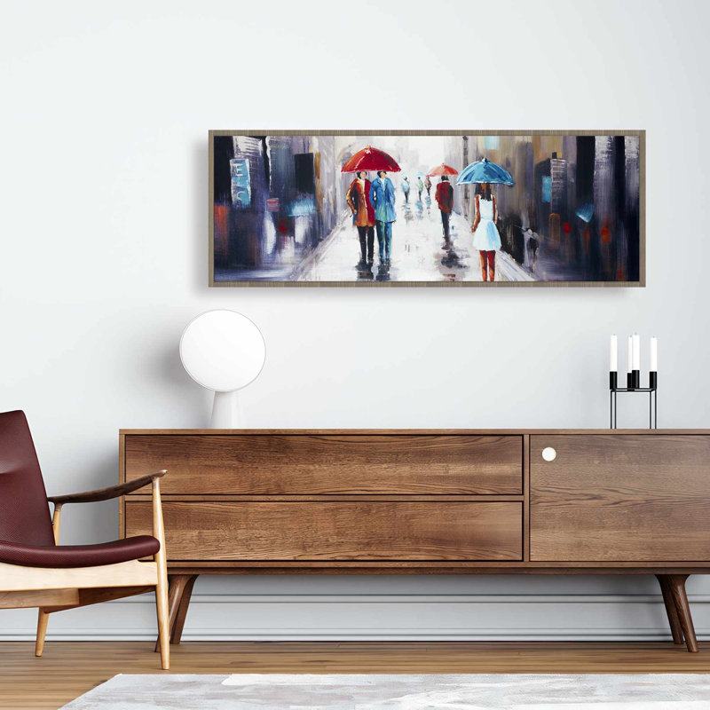 Femme blanche qui marche dans la rue - Toile grise