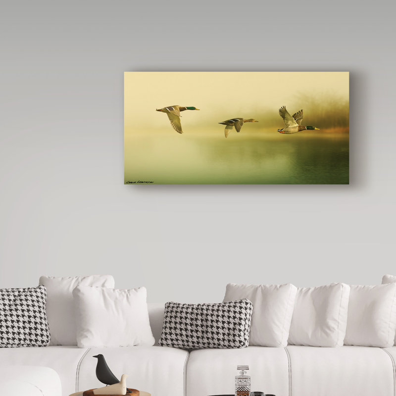 « canards flying », reproduction de peinture à l’acrylique sur toile tendue, H 24 po x l 47 po x P 2 po