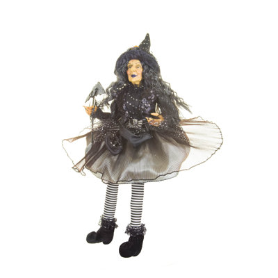 Sorcière noire souriante assise