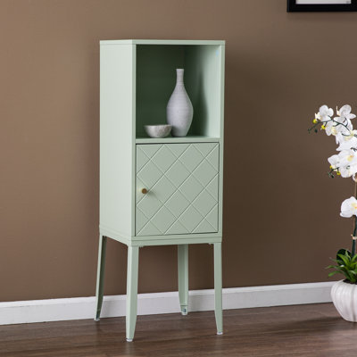 Grande armoire de rangement à double couche avec garniture à motifs croisés et tablettes ouvertes convenant aux petits appartements, aux dortoirs et aux zones d'étude.
