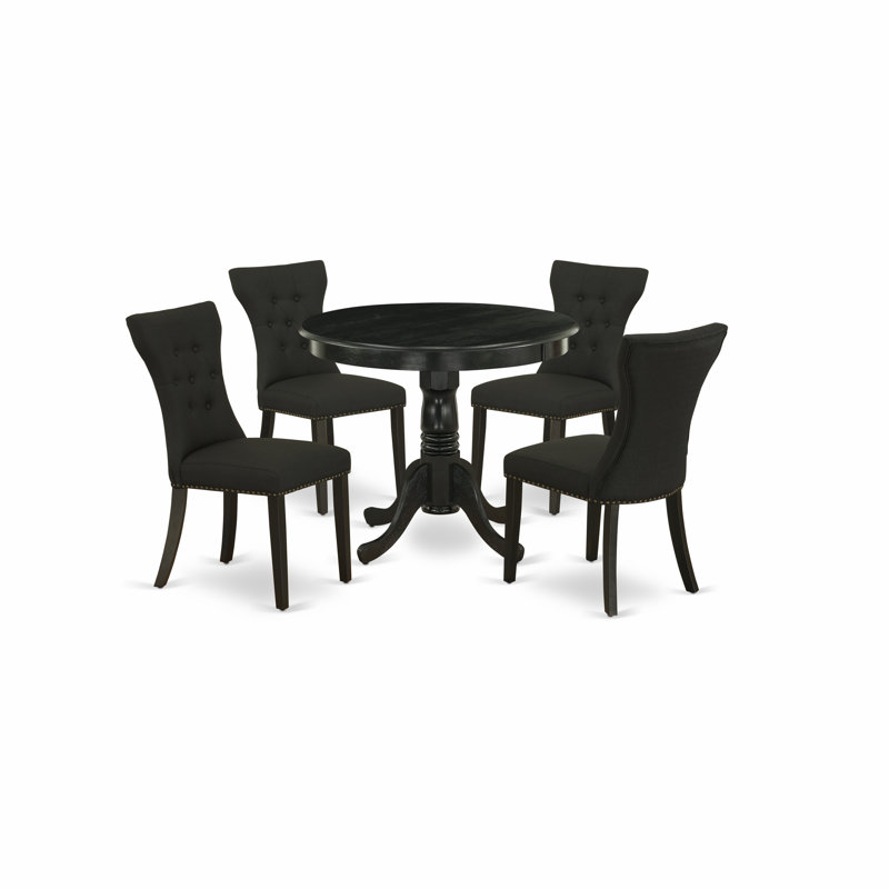 L'ensemble de table de salle à manger 5 pièces pour 4 personnes comprend une table de cuisine ronde avec piédestal et 4 chaises de salle à manger Parsons en tissu noir, 36 x 36 po, noir brossé