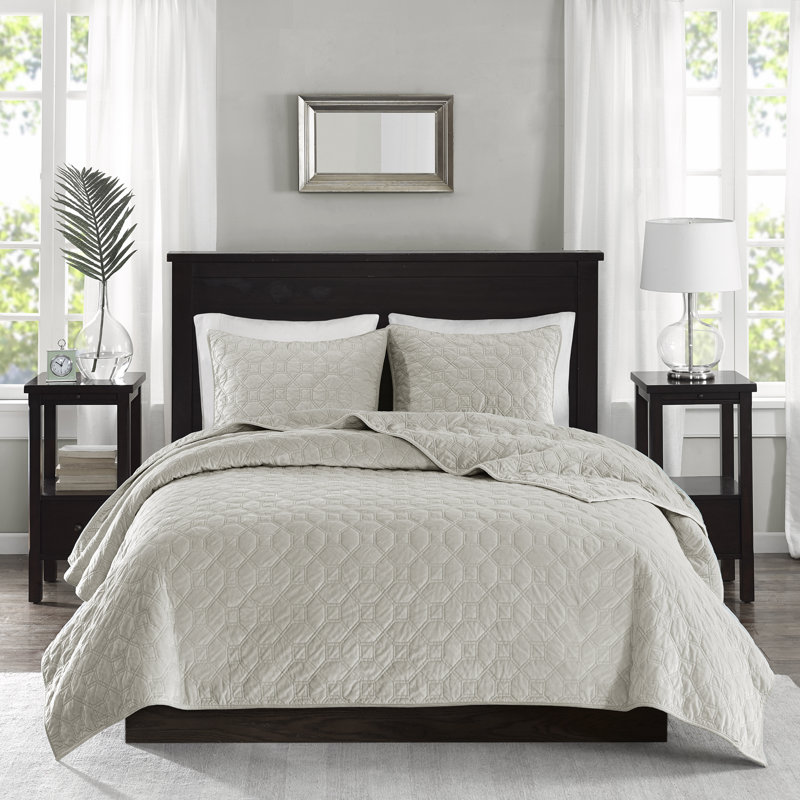 Ivory King Velvet Reversible Quilt Set