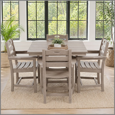Ensemble de salle à manger d'extérieur en bois patiné 5 pièces en PEHD avec table carrée, trou pour parasol et 4 fauteuils