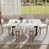 Table noire avec chaises beiges