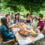 Barbecue au charbon de table compact, barbecue extérieur portable - parfait pour le camping / la plage / les pique-niques, émail résistant à la chaleur, grille antirouille, contrôle du débit d'air, pieds de support en acier inoxydable stables