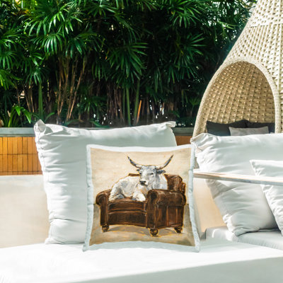 Coussin d'extérieur Longhorn White Bull Resting in Brown Chair