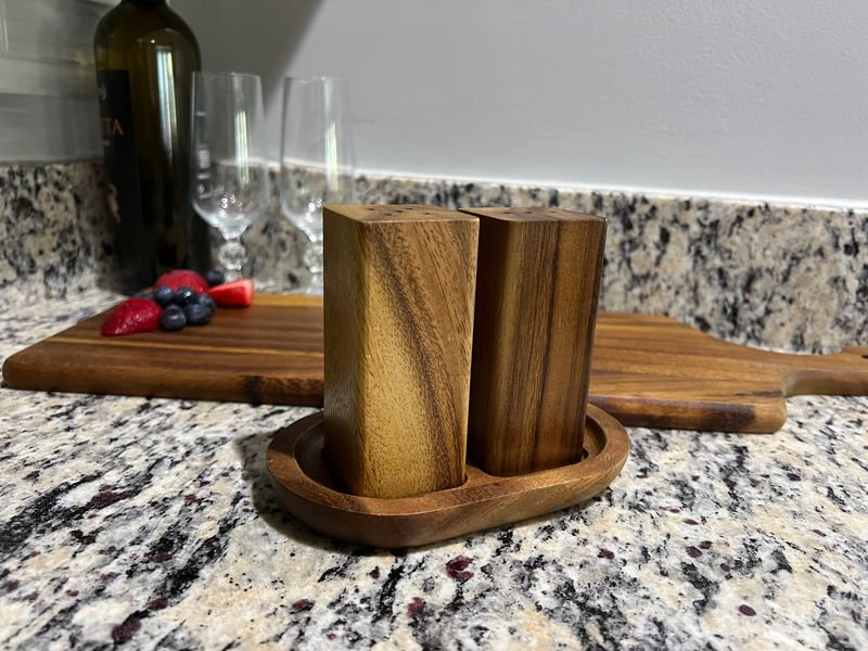 Salière et poivrière avec base