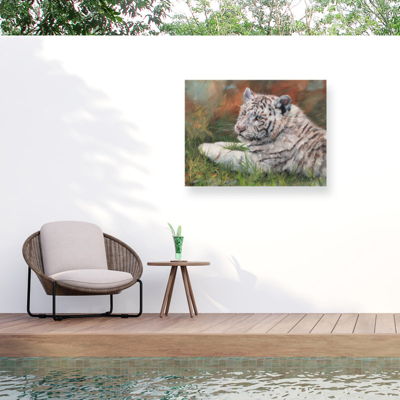 David tigre blanc griffonnant allongé sur une toile d'extérieur, H 14 po x l 19 po
