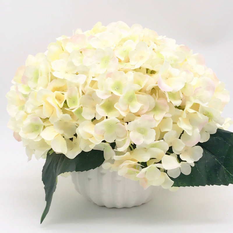 Agencements de fleurs artificiels et hortensiass en vase, Rosé