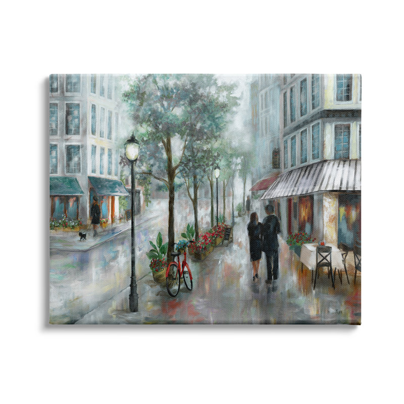 Couple marchant dans l'architecture traditionnelle de la ville pluvieuse par Nan - reproduction d'art, H 36 po x l 48 po