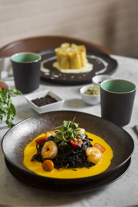 Plates & Saucers
