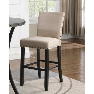 Ensemble de 2 tabourets de bar en tissu avec garniture cloutée, brun clair