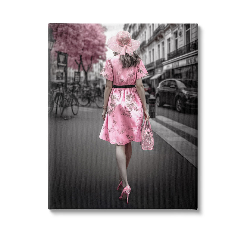 «Trendy Woman In City» par Ziwei Li sur, H 40 po x l 30 po