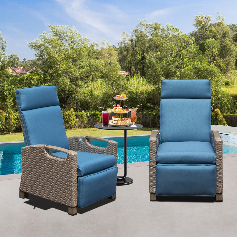 Fauteuil inclinable d'extérieur réglable avec table intégrée et osier résistant aux intempéries, Bleu, Brun