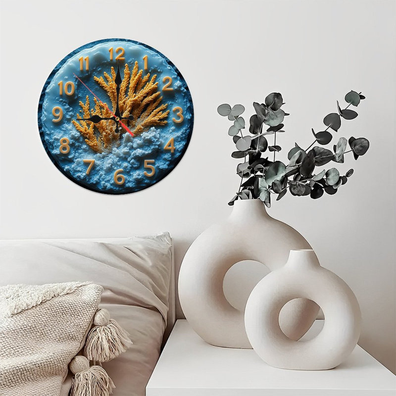 Horloge unique en résine dorée