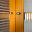 Système d'organisation en bois massif avec 5 tiroirs et portes en verre John Louis Home-449659813