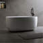 Baignoire indépendante de 47 po en résine de surface solide, une baignoire indépendante de conception moderne avec drain escamotable et tuyaux de trop-plein, convenant aux petites maisons