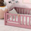 Lit plateforme au sol avec garde-corps et porte-811018462-805319144