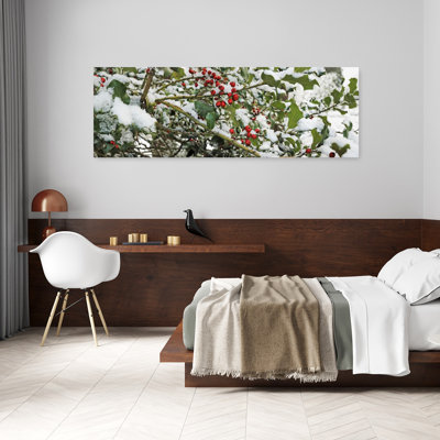 Gros plan sur des baies de houx recouvertes de neige sur un arbre, art contemporain abstrait, fruits, nature