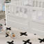 Lit plateforme simple pour enfants Montessori, structure en bois de pin massif, cadre de lit blanc avec barrière de sécurité-910466093
