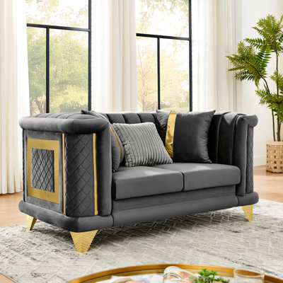 Canapé victorien moderne de 175 cm (69 po) en velours gris avec garnitures en acier inoxydable doré, accoudoirs arrondis, siège moelleux, coussins en fourrure et à rayures pour salon principal, 1 ou 2