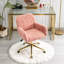 Fauteuil de bureau à assise large rose, piètement en métal doré, pour un environnement d'étude productif et respirant.