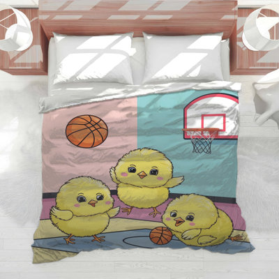 Joli adorable poussin jouant au basketball