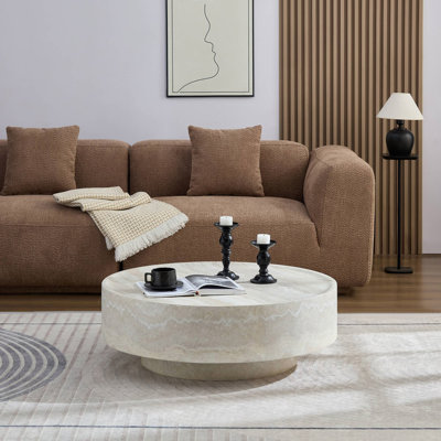 La surface en pierre de la grotte est entièrement façonnée par une coupe et un polissage précis. Il présente un effet de vieillissement naturel dans une couleur beige. (Table seulement incluse)