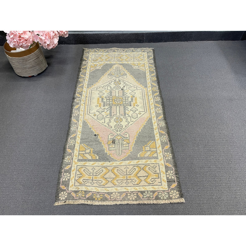 Tapis en laine gris à motif géométrique traditionnel 22 po x 45,3 po