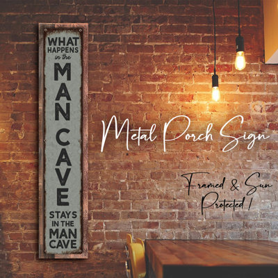 «What Happens In Man Cave - Panneau de véranda en métal encadré protégé du soleil, panneau de bienvenue vertical»