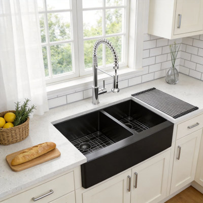 Évier de cuisine de style campagnard de 84 cm (33 po), en acier inoxydable T304, à tablier avant, double cuve 60/40, finition nickel brossé, profondeur de 25 cm (10 po), avec égouttoir en X et grilles de fond. Convient aux meubles de cuisine de 91 cm (36 po).