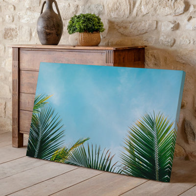 Toile, scène minimaliste sereine avec un ciel bleu clair comme art mural Toile de fond aux feuilles de palmier vertes