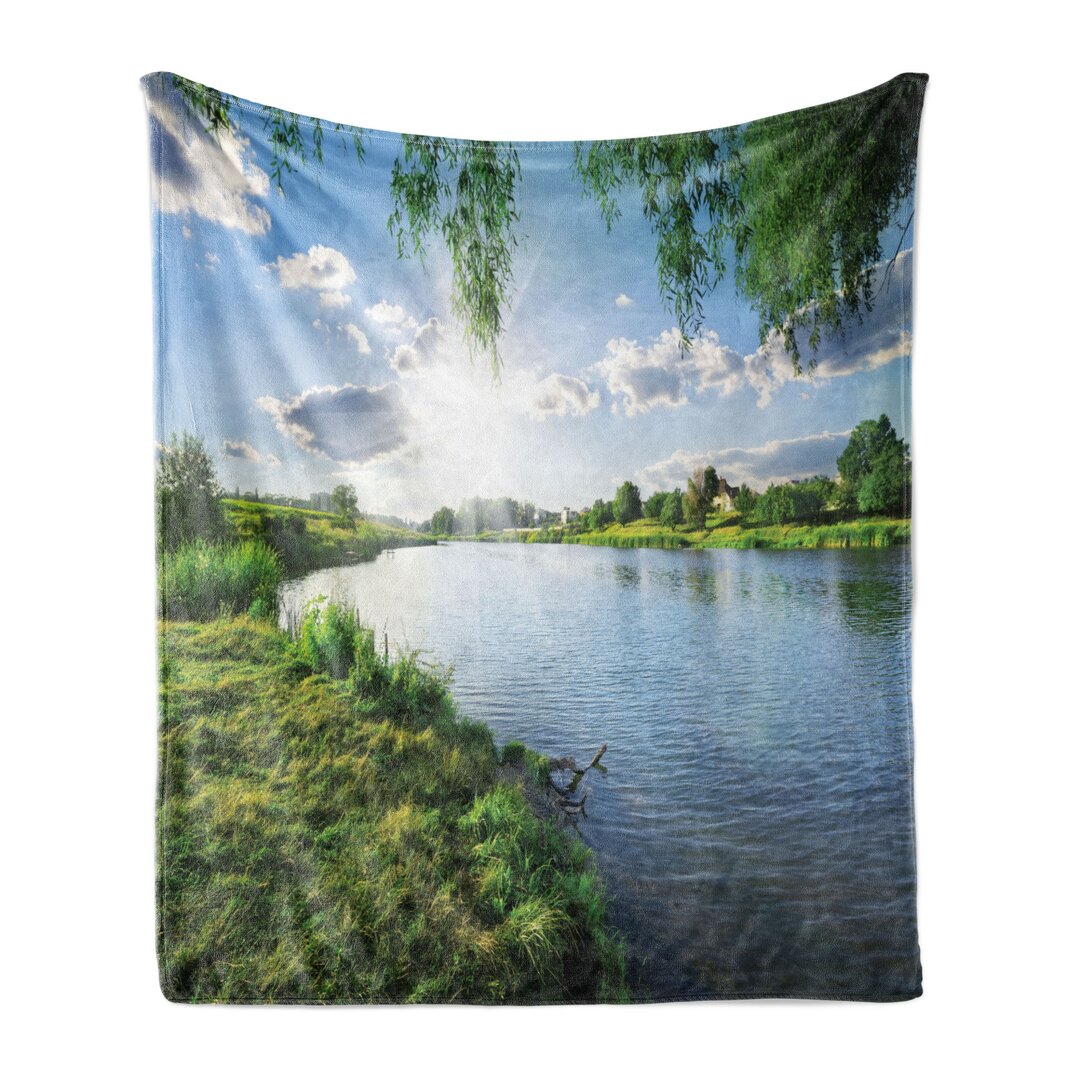 Kuscheldecke Sonniger Tag an ruhigem Fluss im Sommer