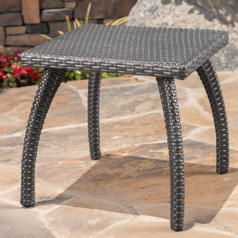 La table d'appoint d'extérieur grise à motif de faux, ajoute du charme au patio, H 17,75 po x P 17,75 po, offre une solution pratique, H 16,94 po