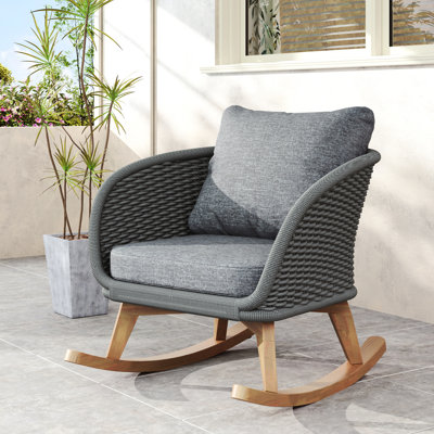 Chaise berçante grise de 29,5 po avec coussins et structure en bois robuste, idéale pour l'intérieur et l'extérieur, pour la terrasse, le balcon, le salon, avec des tons naturels chaleureux, une esthétique simple et épurée