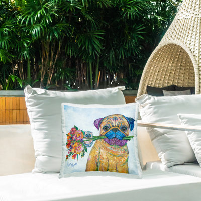 Coussin d'extérieur imprimé carlin avec bouquet de fleurs hérisson par Lisa Morales