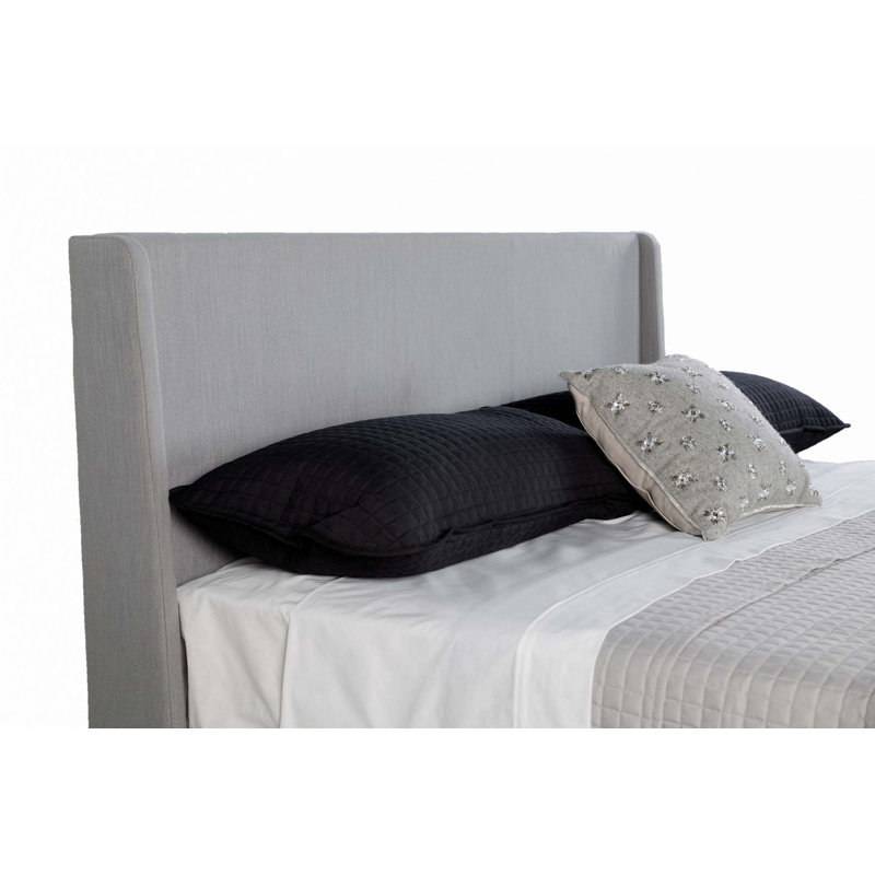 Très grand lit tapissier avec 2 tables de chevet