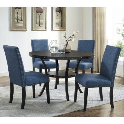 Élégant ensemble de salle à manger en bois espresso avec chaises cloutées confortables, parfait pour créer une atmosphère de salle à manger confortable et harmonieuse