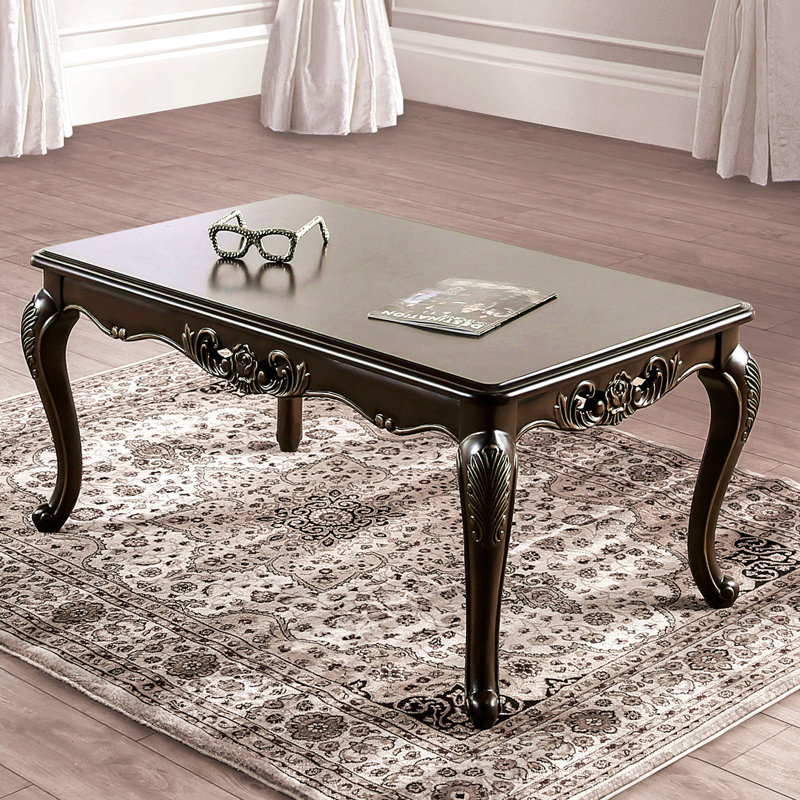 Table basse de style traditionnel avec pieds incurvés, design sculpté, structure en bois massif, finition Java
