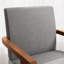 Deux chaises d'appoint avec une table ronde en bois