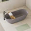Baignoire à remous et baignoire à remous à surface solide de couleur grise spacieuse, design contemporain pour salle de bain moderne