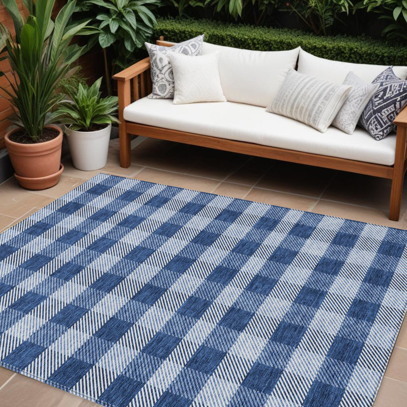 Tapis extérieur lavable à carreaux bleu marine et ivoire 10 pi x 14 pi