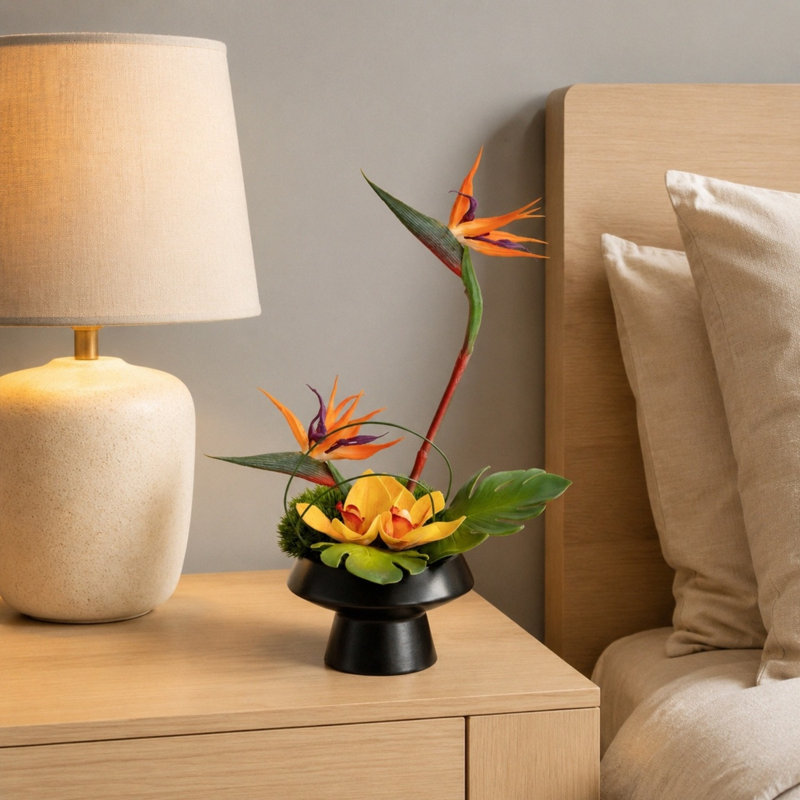 Arrangement artificiel oiseau de paradis et orchidée dans un vase en céramique noire