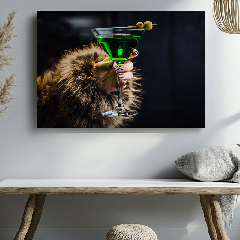 Toile, gros plan sur une main élégamment manucurée tenant un verre à martini en cristal rempli d'un cocktail vert éclatant
