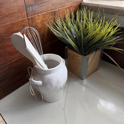 Pot à ustensiles en céramique blanche et turquoise en forme de tortue, avec spatules en bois et fouet en métal, hauteur 26,7 cm